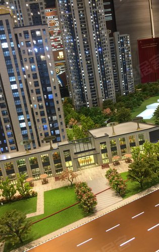 小区采用围合式布局,约五百米的环形跑道串联整个小区,让您在一边运动