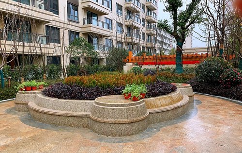 御澜雅苑小区内部主轴景观部分花坛小品已建成