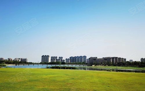 600亩的诺贝尔湖公园就在边上