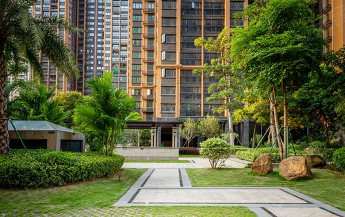 冠华城桂香园动态:项目营销中心,一期主入口,一期配套游泳池,一期园林