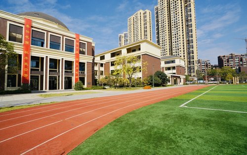 小区自建枫树山中航城小学上学就在小区里面
