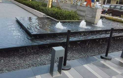 小区门口的水系