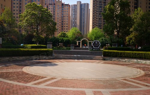 仙桃满庭春,小区实拍图,63和65号楼现房,106平全通透户型,三开间朝南