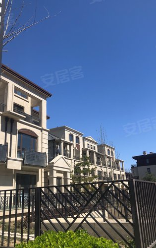 路劲阳光城196平联排别墅上下三层有地下室和露台