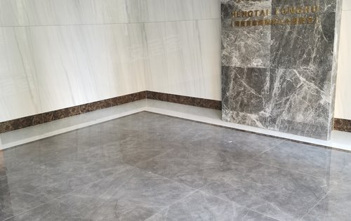 入户门采用人脸识别系统入户大堂全大理石瓷砖上墙