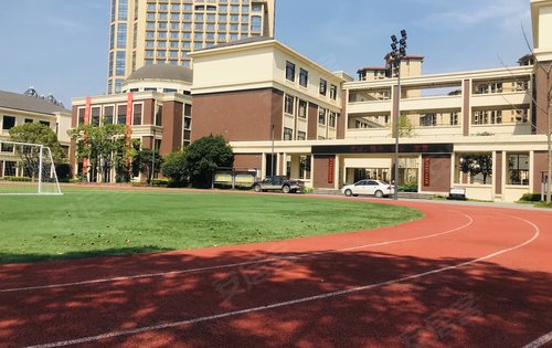 小区自建枫树山中航城小学上学就在小区里面