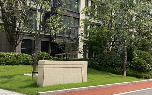 已交付的民权建业春天里 小区道路 有塑胶跑道 小区干净整洁 让你进出