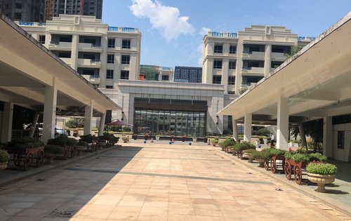 清江山水四期独立大门已做好,14栋洋房主体楼外墙均已做好,目前还有