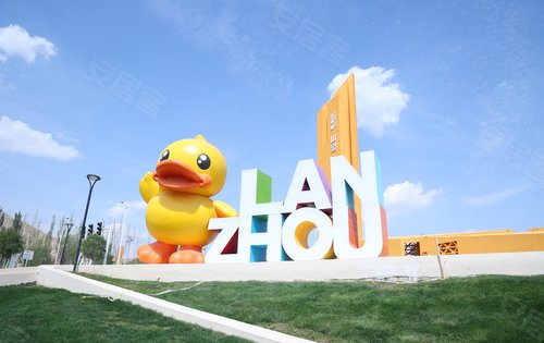 万科山望配备的小黄鸭主题儿童乐园