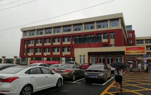 紧邻我们朗诗西海岸的南湖小学9月1号正式开学了,礼献优秀学子