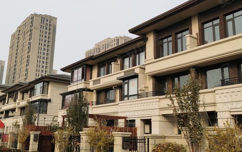 会馆联排别墅高层结合绿化环境实拍 高层在售均价8000起 洋房均价8800