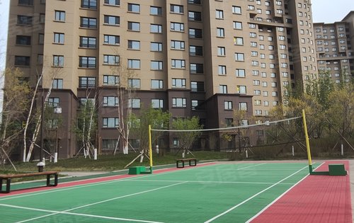 澜悦尚府动态:小区内部的塑胶跑道,羽毛球场,乒乓球场