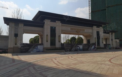 自贡恒大未来城动态:未来城大门,工地施工中,小面积1号楼20号楼主体