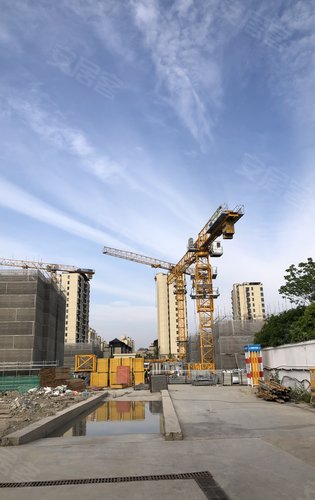 中建海樾府项目工地最近动态更新,已经有部分工人开始工作了,整理材料