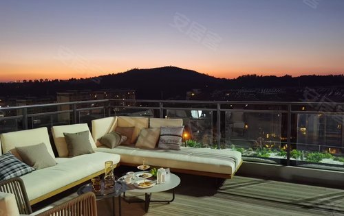 屋顶的夕阳山景露台