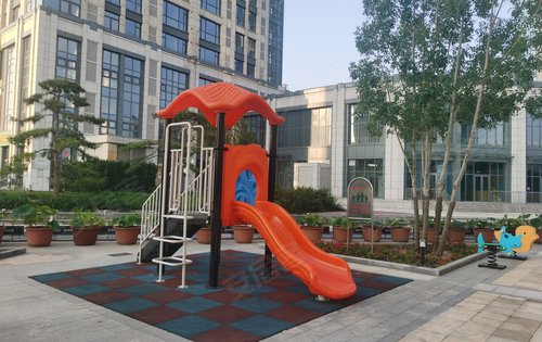 小区里边儿童活动区