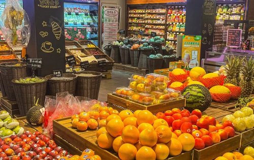 项目旁边的果蔬超市买东西一应俱全生活非常方便有兴趣可以咨询了解