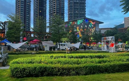 紧邻项目的前海印里商业来约让我看看让我看看让我看看