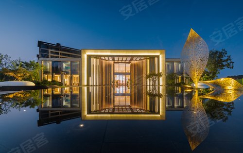 夜晚的售楼部很唯美