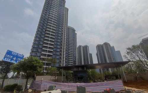 华发广场二期横琴府动态:华发广场二期,30地块小区大门已经工程进度