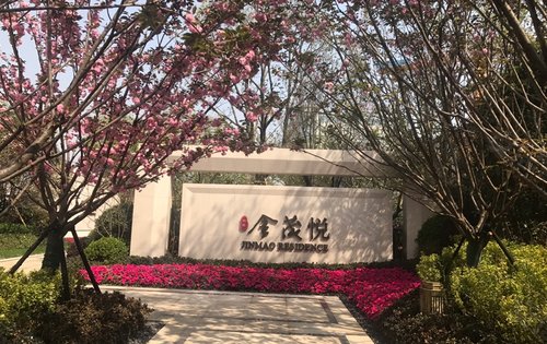 虹桥金茂悦动态:建设进度～大门,配上第二道玄关,增加了社区的私密性