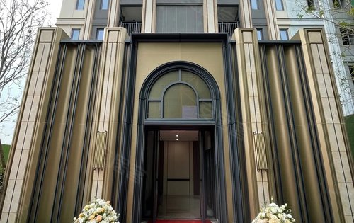 外立面黄色真石漆入户大门黄色石材棕色铝板