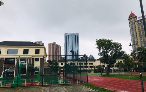 小区自带枫树山中航城小学