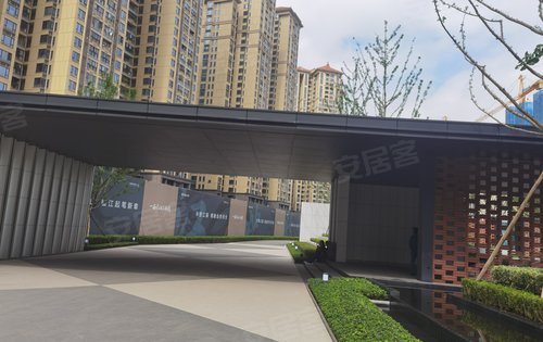 融创临江府动态:融创临江府售楼部停车场入口-武汉安居客