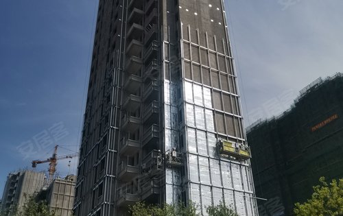 外墙干挂铝板正在进行中