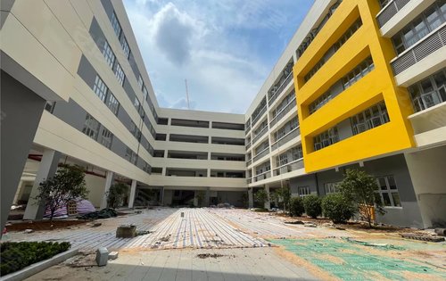 最新学校的实拍图来咯,学校外墙颜色,以活力橙,亮丽黄为主色调哦,颜值