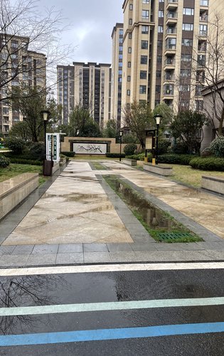 大雨过后天纵御景湾小区依然没有积水保持干净