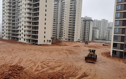 小区绿化土方回填进行中