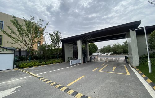 小区大门,进出即可到达地库出入口,十分方便