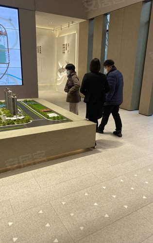 周内看房现场,验资建档中