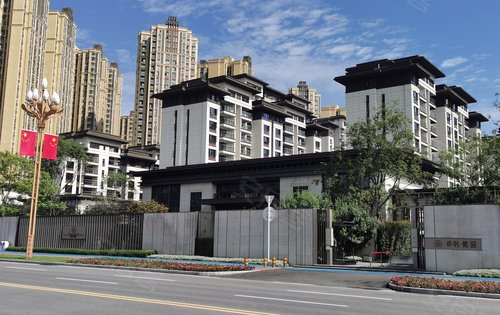 保利熙园动态:蓝天白云下的保利熙园-成都安居客