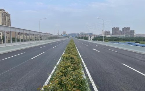 其北連武漢東湖隧道,南接外環線,雙