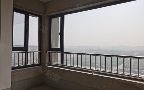 拐角大窗户,采光通风视野很好