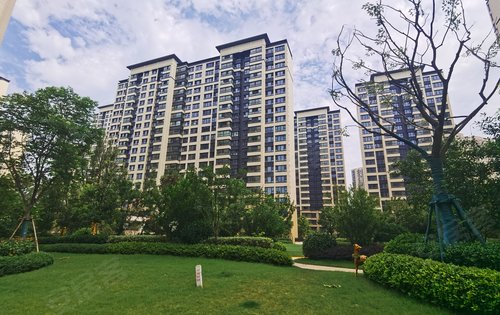 项目才用新中式风格,典雅美观,底部采用干挂石材,上部真石漆涂料,交付