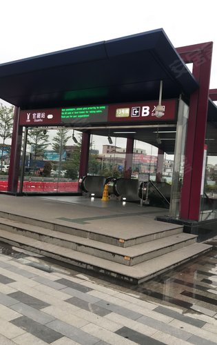 项目门口就在地铁13号线官湖站入口处,是项目最大的亮点之一