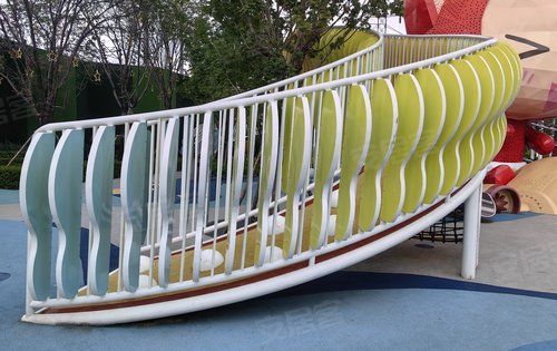 昆仑时代中心周边配套公园之阿狸公园有滑梯秋千沙堆等各种游乐设施