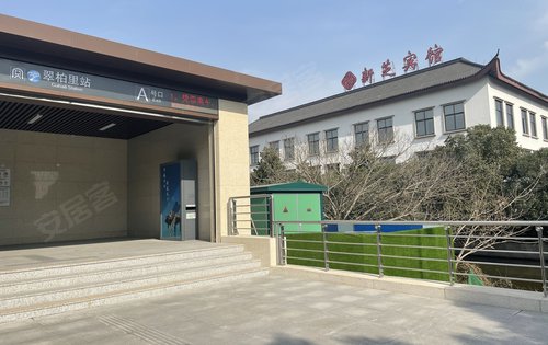 4号线和新芝源境的距离就隔了个新芝宾馆哦未来还有6号线出行很方便