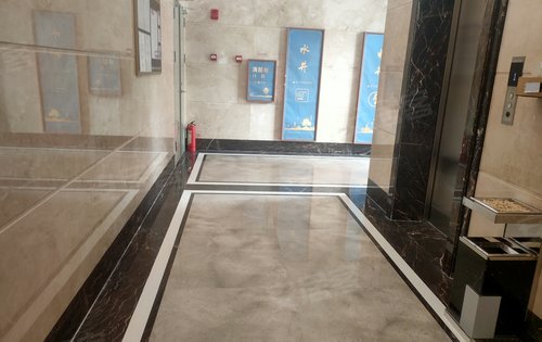 小区入户门,入户走廊以及电梯!