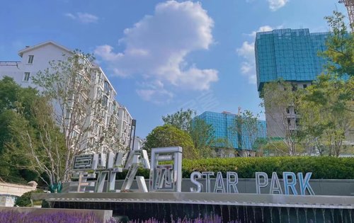 小区入户大堂早上的星光公园以及项目的楼栋外观