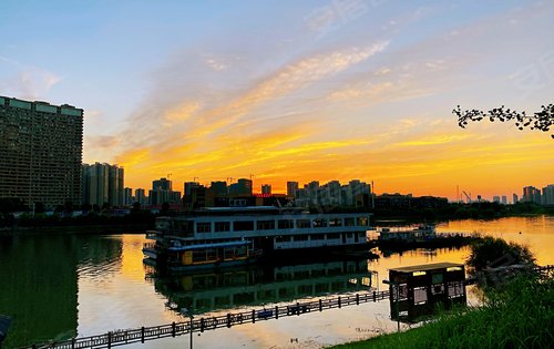 項目向北步行300米就是我們的瀏陽河風光帶,晚飯後來瀏陽河畔散步打卡