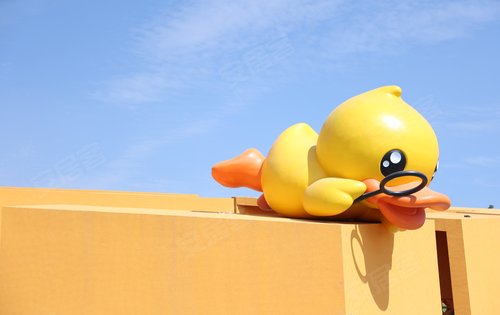 万科山望配备的小黄鸭主题儿童乐园