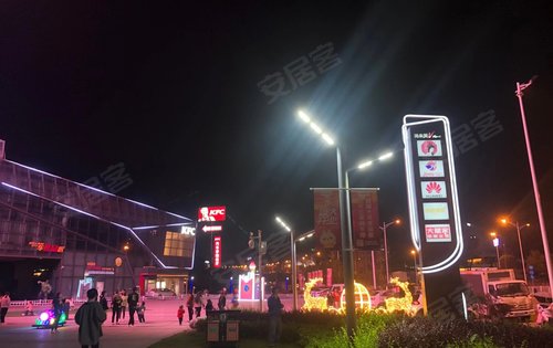 嘉新时代广场动态:项目对面商业夜景,流光溢彩,除此之外,本项目自带6