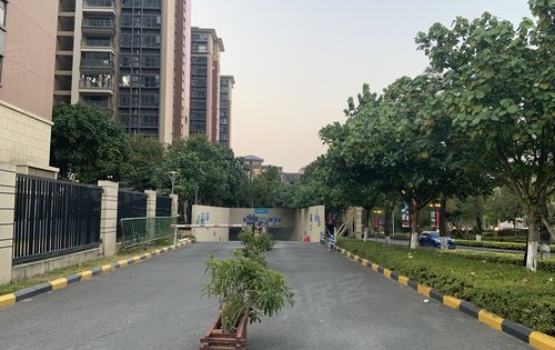 普宁星河明珠湾动态:二期顶复,两梯两户215平,楼下即是人行出入口