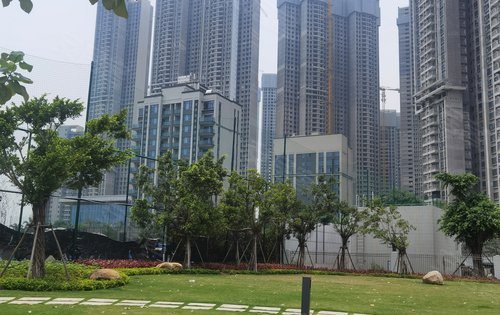 亚运城天珑工地##滨江公园一角# 天气晴朗,湛蓝的天空下,坐看莲花山