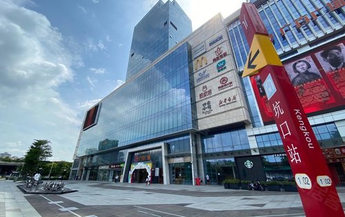 广州最早的1号线,地铁口旁有4万方的商业购物中心荔胜广百百货,吃喝