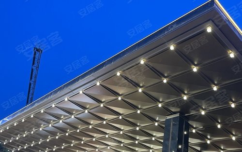 #绿城·天境云庐龙鳞星空顶
          采用多折角异形铝板，进行复杂拼接，精准控制铝板倾角，